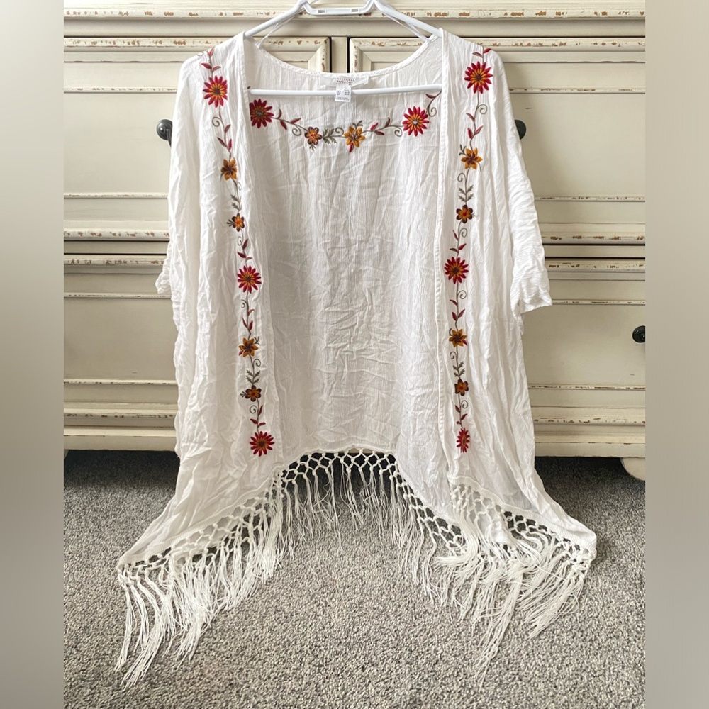 Streetwear Society Boho Embroidered White Floral Fringe Cover Up (M/L)